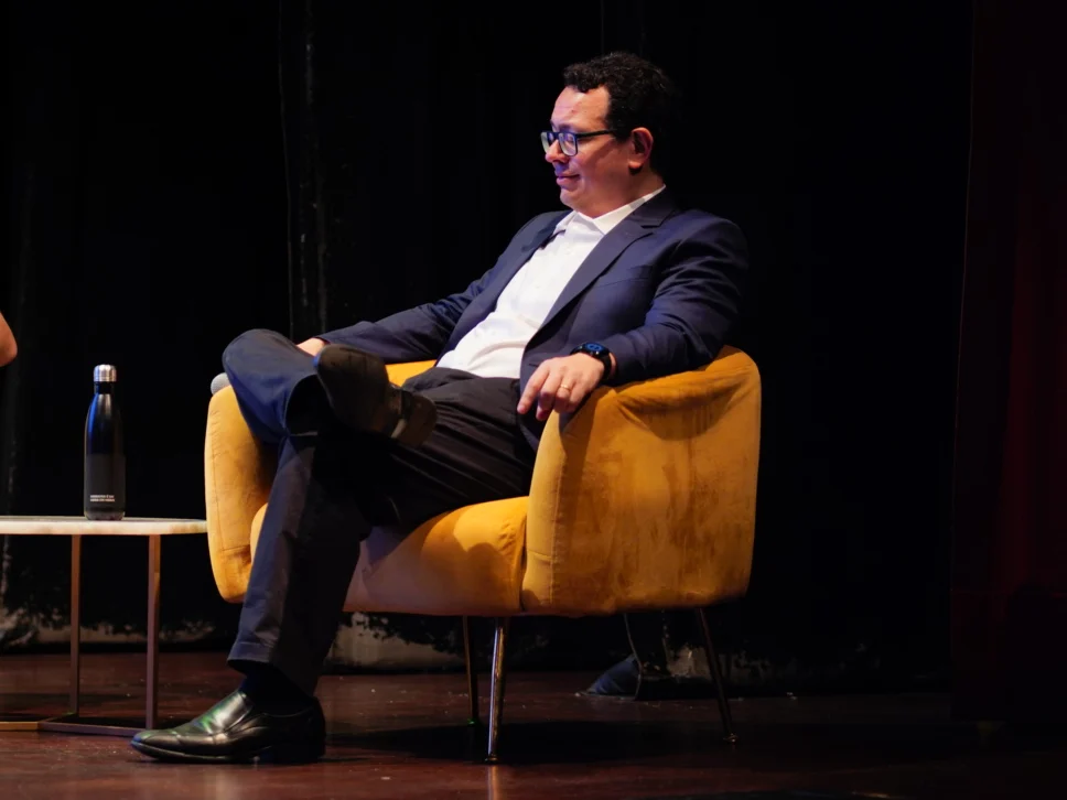 Convidado do Private Day da AUVP durante a conversa no palco.